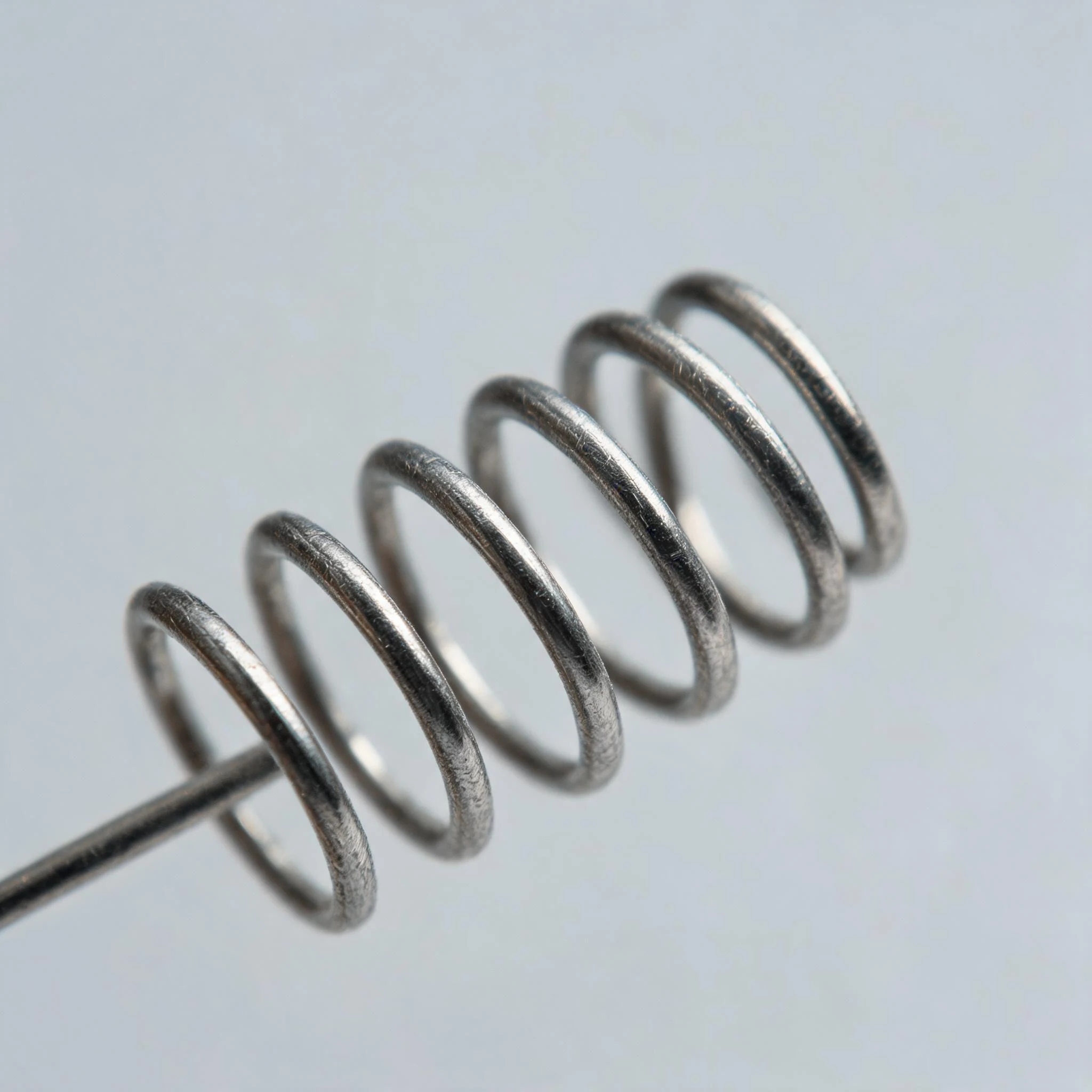 文章封面：0.03mm 线径微型弹簧微距特写