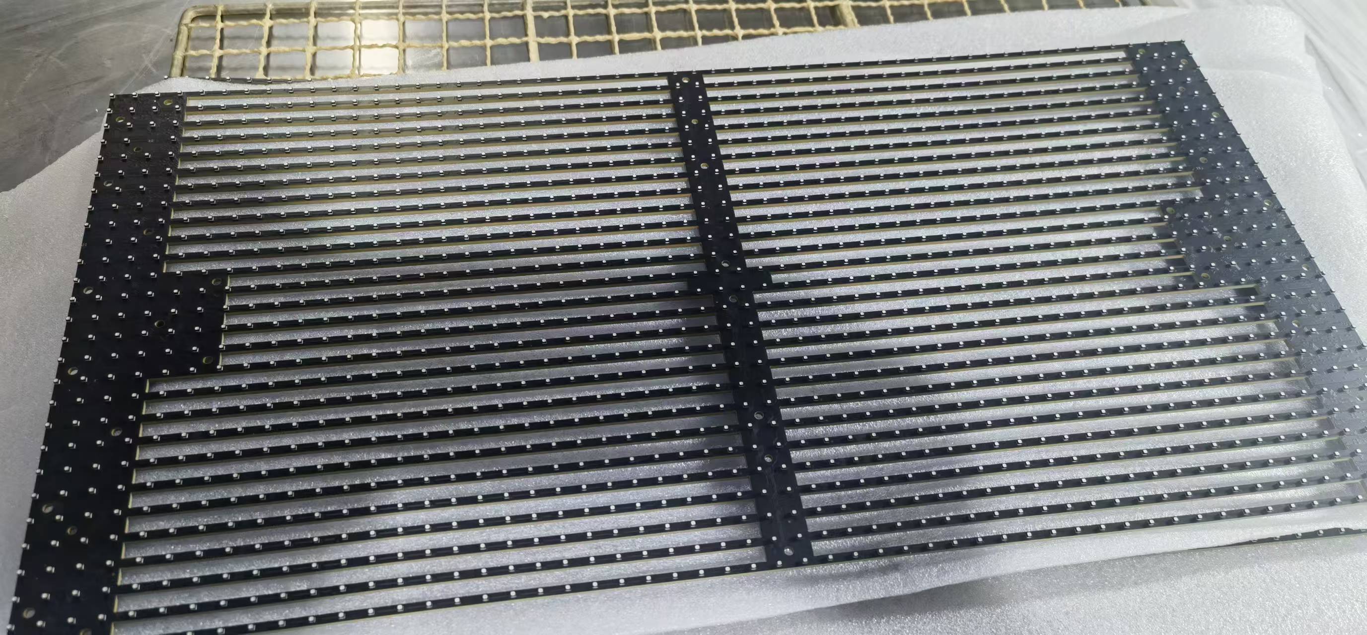 LED显示屏包胶前